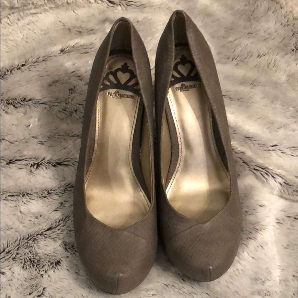 🌺Fergalicious gray snake skin wedges